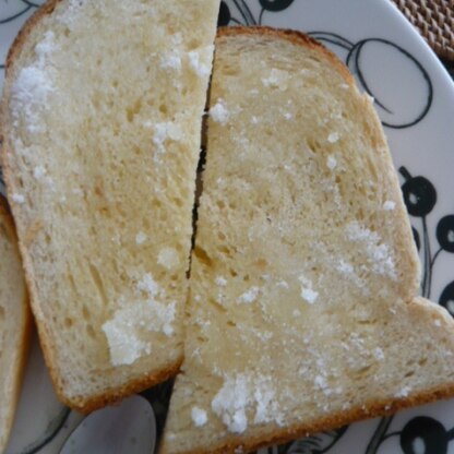 焼いたパンを今日は夫の分もキャラメリゼで。
夫からも「おいしい」いただきました♪
ざくざくしたお砂糖がやっぱりおいしいです♪